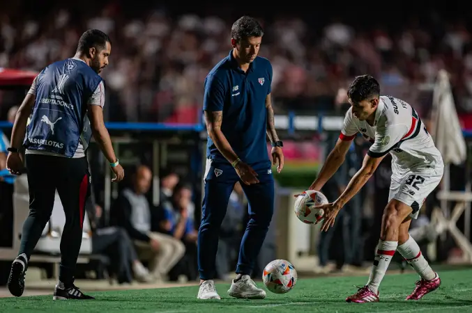 Turbulências no São Paulo: Críticas à Thiago Carpini e Protestos da Torcida